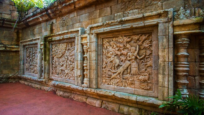 El arte de los relieves aporta elegancia a las paredes de las ruinas de un templo