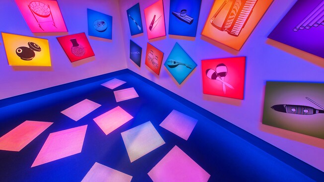 Una sala para componer música con paneles que tienen imágenes de instrumentos en ImageWorks - The 