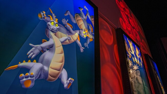 Una pared con 3&nbsp;pantallas con imágenes de Figment, en el área de juegos interactiva de ImageWorks