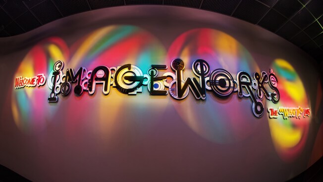 Un letrero en una pared que dice 