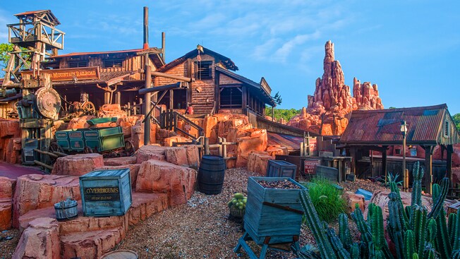 Caixas e prédios abandonados em uma cidade fantasma do faroeste na Big Thunder Mountain Railroad