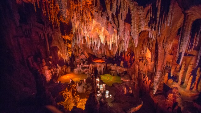 Caverna com estalactites e estalagmites na Big Thunder Mountain Railroad na Frontierland