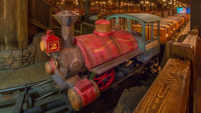 Trem mineiro espera na plataforma de carga na Big Thunder Mountain Railroad