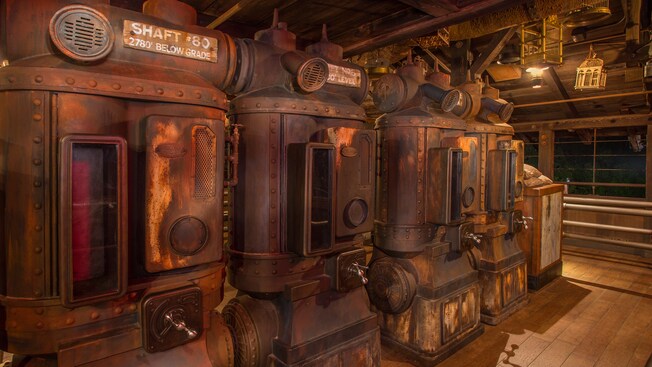 Entradas às minas pela fila no edifício da estação na Big Thunder