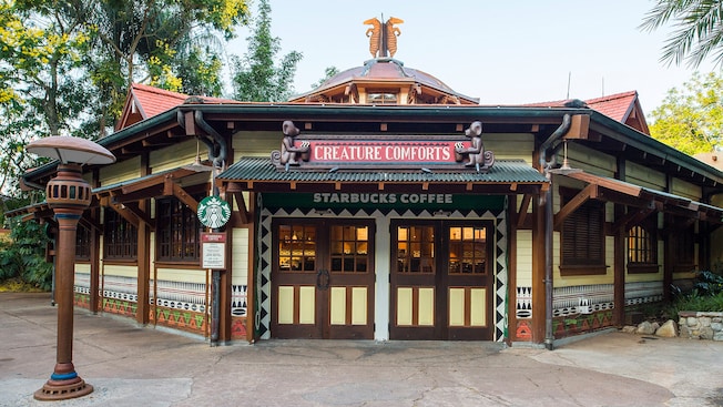 Exterior con temática africana de Creature Comforts, una nueva ubicación de Starbucks Coffee en Discovery Island