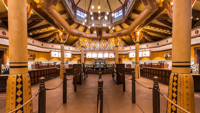 El interior con temática africana de Creature Comforts, una nueva ubicación de Starbucks Coffee en Disney's Animal Kingdom
