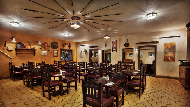 Cozido vegetariano de raízes em uma tigela