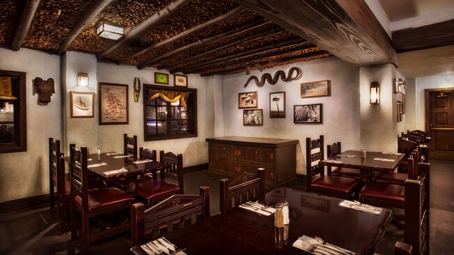 Cada sala de jantar com tema africano no Tusker House Restaurant oferece uma decoração diferente.