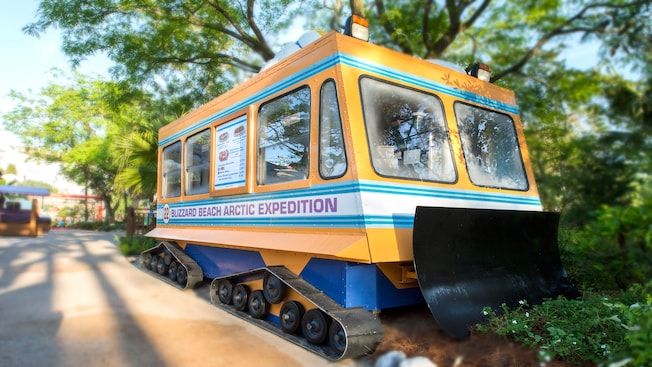 El camión de servicio rápido Arctic Expedition en Blizzard Beach, estacionado junto a la carretera
