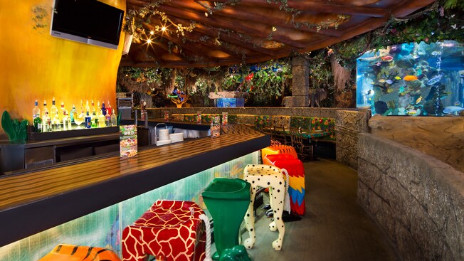 Bancos altos em forma de patas de animal no bar