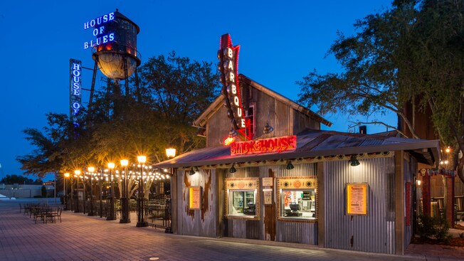 Avec ses néons et ses murs en tôle ondulée, The Smokehouse vous propose un service de restauration rapide