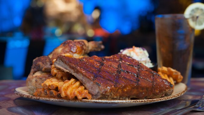 Pollo asado y costillas sobre una base de papas rejilla crocantes