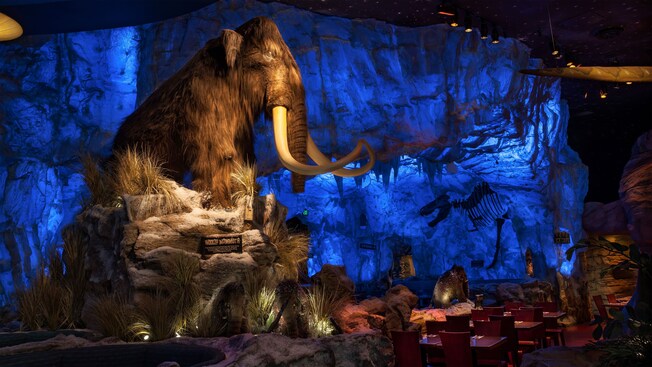 Un gran mamut lanudo observa a las mesas de abajo