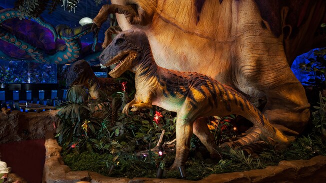 Dinosaurios animatronic amenazan desde la vegetación primitiva