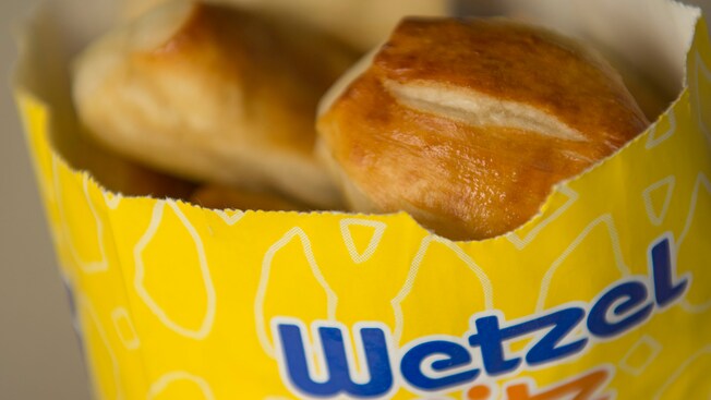 A pretzel inside a paper sleeve with the word ‘Wetzel’
