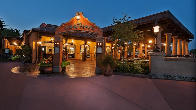 El exterior de La Cantina de San Ángel se ilumina en la noche