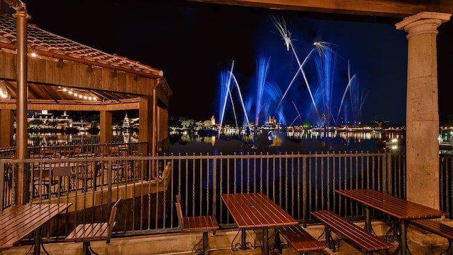 Vista desde las mesas del patio de IlumiNations: Reflections of Earth , espectáculos de fuegos artificiales