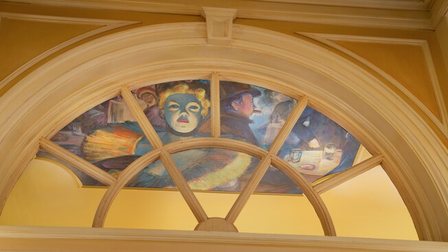 Janela de vão interior com vista para um mural com estilo pós-impressionista em outra sala