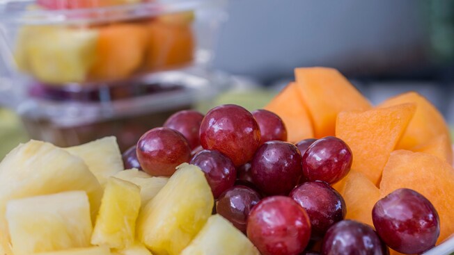 Piña recién cortada, melón y uvas en Anaheim Produce, en Walt Disney World Resort