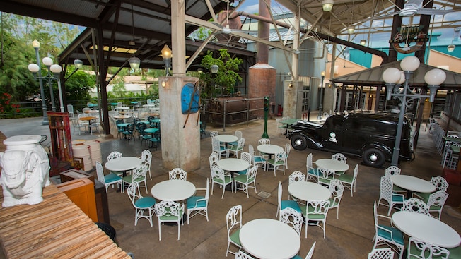 Outside dining area of Backlot Express quick-service restaurant at Disney's Hollywood Studios