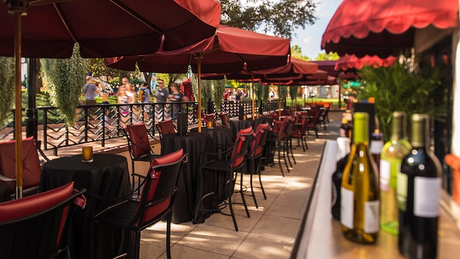 The Hollywood Brown Derby Lounge - outdoor dining at Disney World
