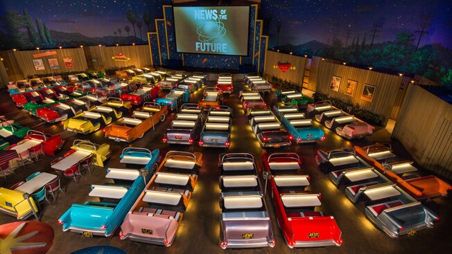 Vista aérea das mesas estofadas de jantar em forma de carros conversíveis dos anos 1950 no Sci-fi Dine-In Theater Restaurant