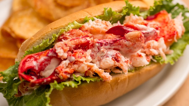 Lobster roll served with potato chips