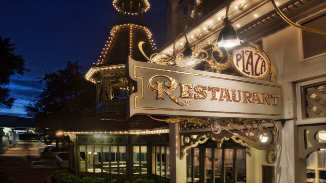 Entrée principale de The Plaza Restaurant décorée de lumières
