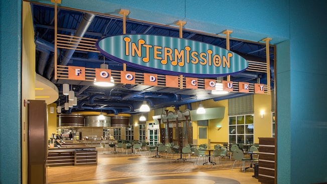 Un gran letrero que dice Intermission Food Court sobre la entrada del área de comidas de estilo art déco