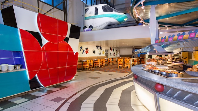 El final de un tren de monorriel pasa por el bufet y las áreas de comidas de Chef Mickey's
