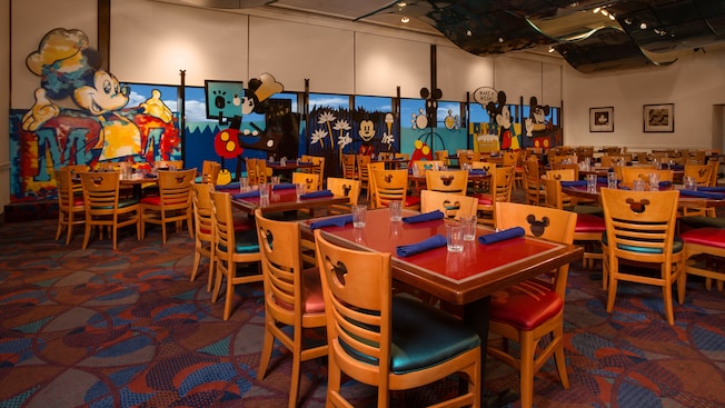 Área de comidas principal en Chef Mickey's, con un mural del dibujo animado de Mickey en la pared