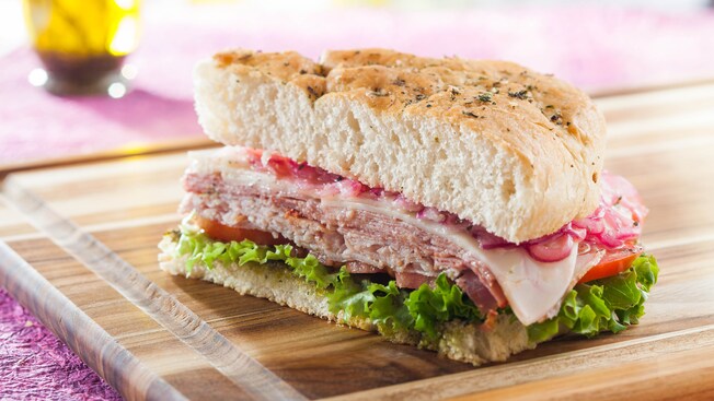 Sándwich italiano con pavo, jamón, salame, provolone, lechuga, cebolla y tomate en pan de focaccia