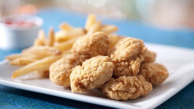 Nuggets de pechuga de pollo con papas fritas