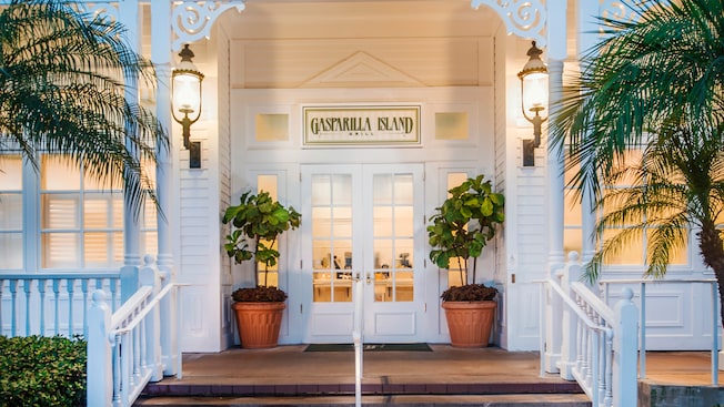 La entrada de Gasparilla Island Grill con 2 palmeras