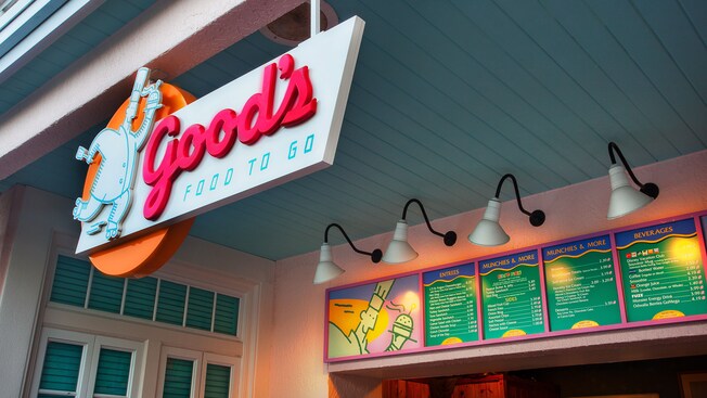 L’enseigne suspendue de Good Food to Go avec tableaux de menu en arrière-plan