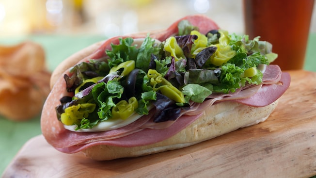 Hoagie italiano cortado en frío con queso, pepperoncini en rodajas y lechuga