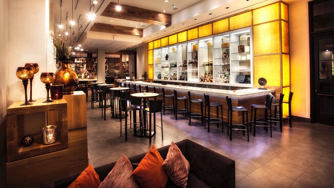 Vista de Il Mulino Lounge en el interior de Il Mulino New York Trattoria de Walt Disney World Swan Hotel