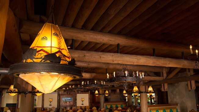 Apliques de iluminación con diseño tipi en el comedor