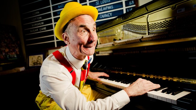 El pianista Yehaa Bob Jackson entretiene en la sala de estar de River Roost, en Área de resorts de Downtown Disney