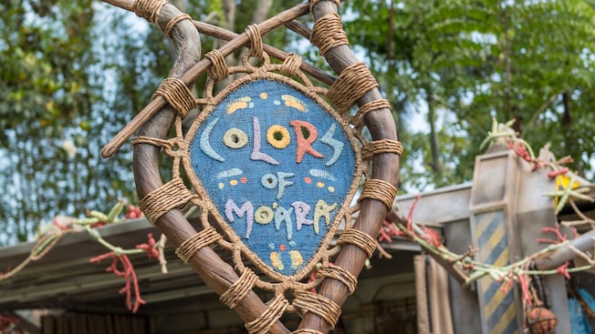A woven sign for the Colors of Mo’ara face-painting kiosk located within Pandora – The World of Avatar
