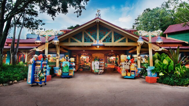 Itens para presente na entrada do Island Mercantile no Discovery Island, no Disney's Animal Kingdom Park
