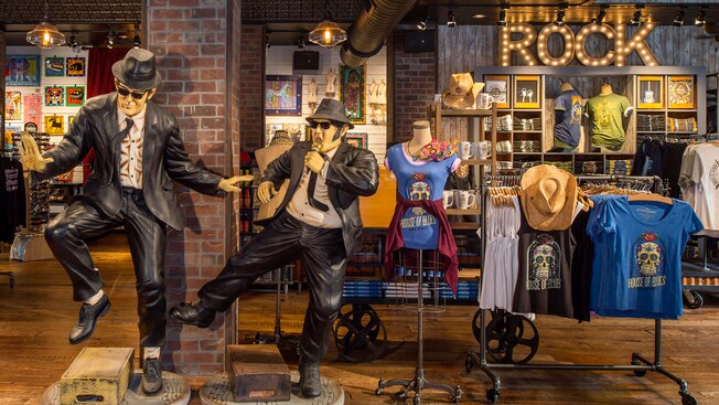 Esculturas de tamaño real de los Blues Brothers se exhiben dentro de la tienda House of Blues Company