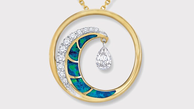 El colgante brillante en forma de ola, en oro amarillo con pavé de diamantes y un centro de ópalo, por Na Hoku