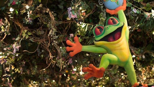 Una gran y sonriente rana de árbol da la bienvenida a los Visitantes de Rainforest Café