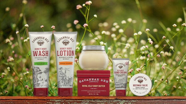 Une gamme de produits Savannah Bee Company, dont le nettoyant corporel au miel, la lotion corporelle, la crème pour les mains, le beurre corporel à la gelée royale et le baume à la cire d'abeille