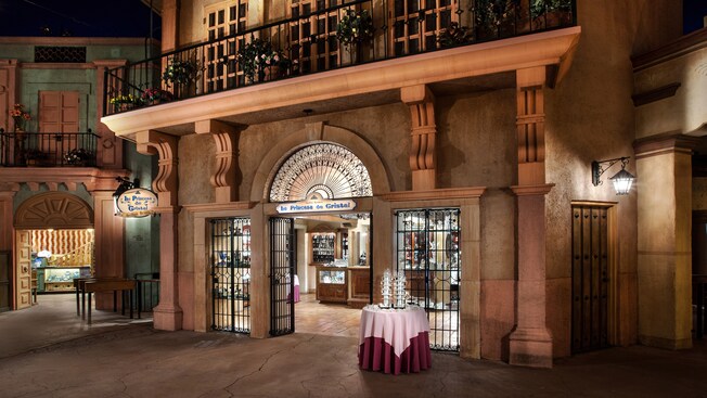 La façade de La&nbsp;Princesa&nbsp;de&nbsp;Cristal dans le pavillon du Mexique à EPCOT, éclairée la nuit