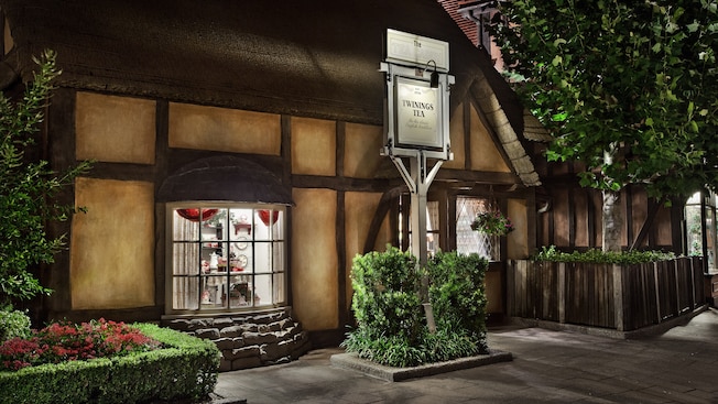 Exterior de la tienda The Tea Caddy en United Kingdom Pavilion por la noche