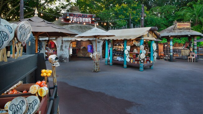 Village Traders y los kioscos que lo rodean en The Outpost en Epcot World Showcase