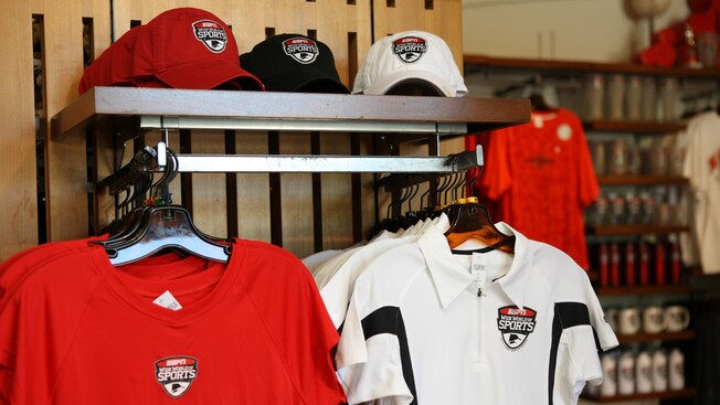 Casquettes de baseball, chandails assortis et autre marchandise ESPN Wide World of Sports en présentation