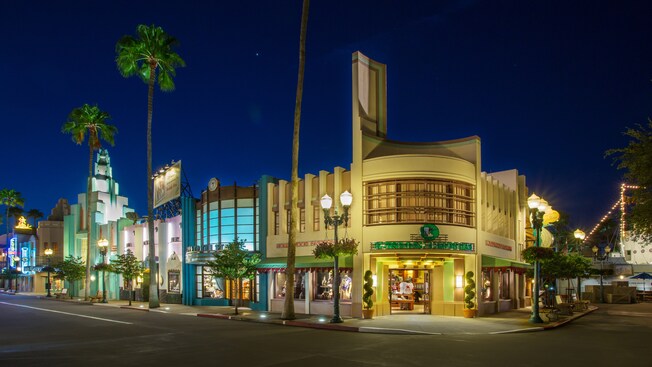 Keystone Clothiers en Disney’s Hollywood Studios, iluminada por la noche